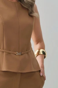 Conjunto de Alfaiataria de Blusa Regata Recorte Cinto Gold e Calça Reta