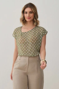 Blusa Poa de Chiffon Manga Morcego Decote Assimétrico Prega