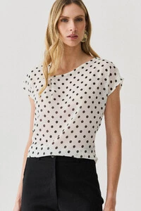 Blusa Poa de Chiffon Manga Morcego Decote Assimétrico Prega