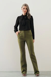 CALÇA FLARE DE ALFAIATARIA BOTÃO FORRADO