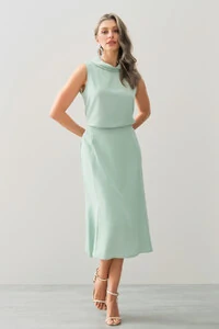Conjunto de Blusa Regata Crop Gola Dobrada e Saia Midi Evasé
