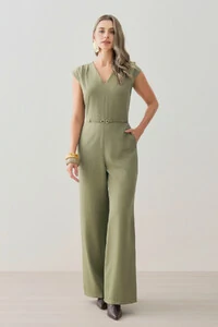 Macacão Regata de Alfaiataria Decote V Ombro Pregas Cinto Fino Gold