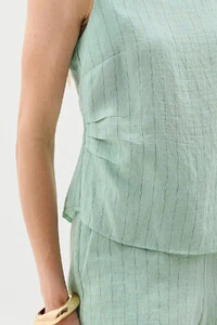 Conjunto de Linho Listrado de Blusa Regata Assimétrica Lateral Franzida e Shorts