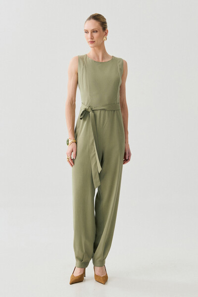 Foto Macacão Regata Recorte Cenoura Cinto