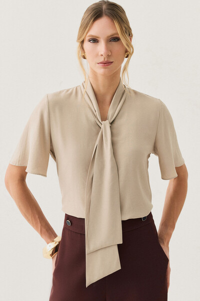 Foto Blusa de Cetim Gola Dobrada de Laço