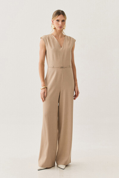 Foto Macacão Regata de Alfaiataria Decote V Ombro Pregas Cinto Fino Gold