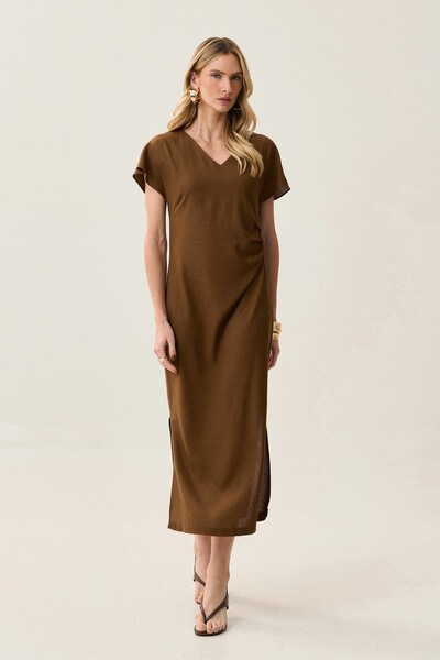 Foto Vestido Midi Assimétrico de Linho Manga Morcego Decote V Lateral Pregas