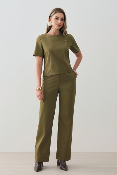 Foto Conjunto de Alfaiataria de Blusa Crop Assimétrica Ombro Esquerdo Prega Gold Double e Calça Reta