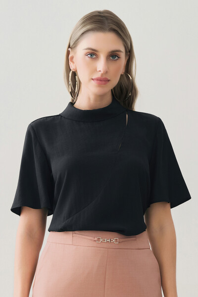 Foto Blusa de Cetim Gola Dobrada Recorte Assimétrico Cut Out