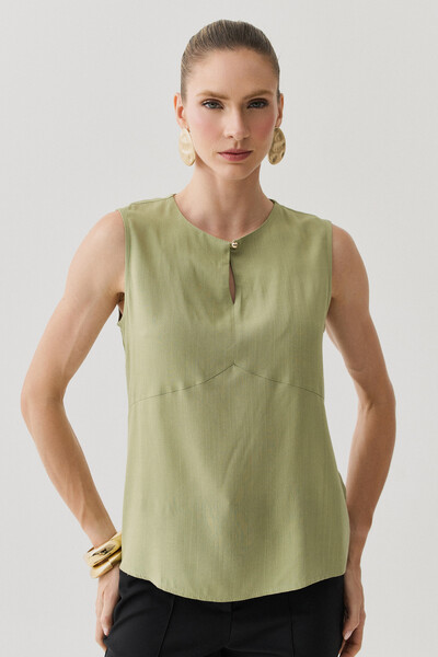 Foto Regata Decote Gota Recortes