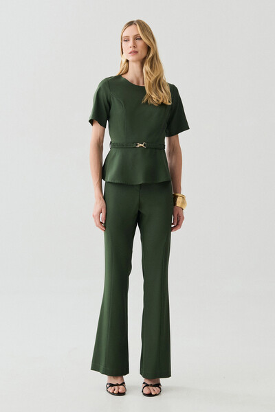 Foto Conjunto de Blusa Crop Peplum Recorte Cinto Gold e Calça Flare Recorte