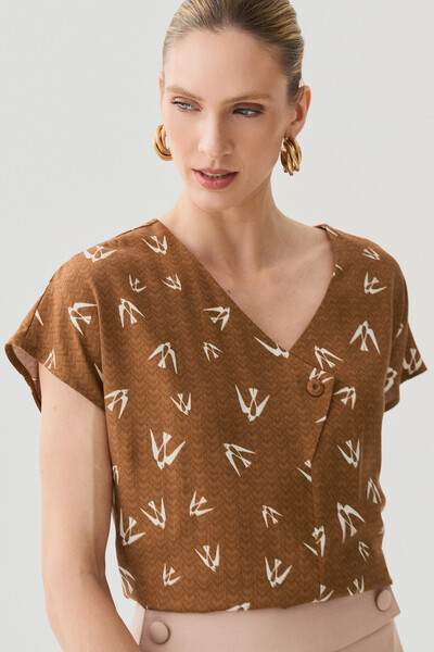 Foto Blusa Pássaro Manga Morcego Decote V Botão Forrado