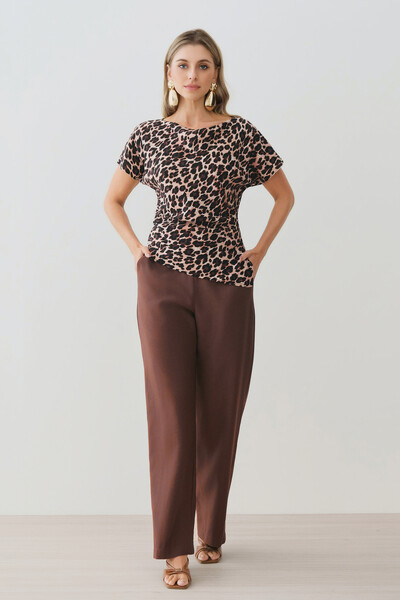 FotoBlusa Assimétrica Onça Manga Morcego Decote Canoa Drapeado