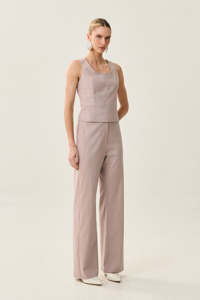 Foto Conjunto de Linho de Blusa Regata Crop Recortes e Calça Reta Botão Forrado