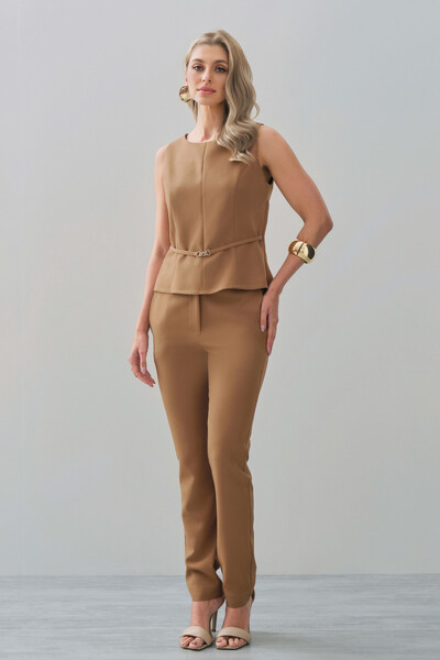 Foto Conjunto de Alfaiataria de Blusa Regata Recorte Cinto Gold e Calça Reta