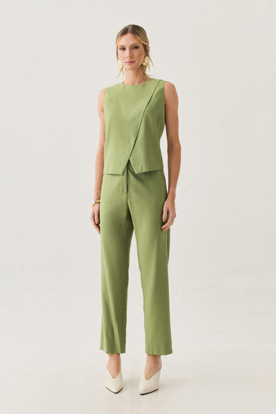 Foto Conjunto de Alfaiataria de Regata Crop Transpassada e Calça Reta