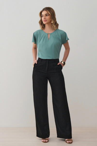 Foto Blusa Manga Morcego Evasê Decote Cut Out Pregas
