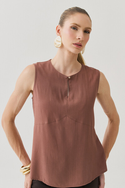 Foto Regata Decote Gota Recortes