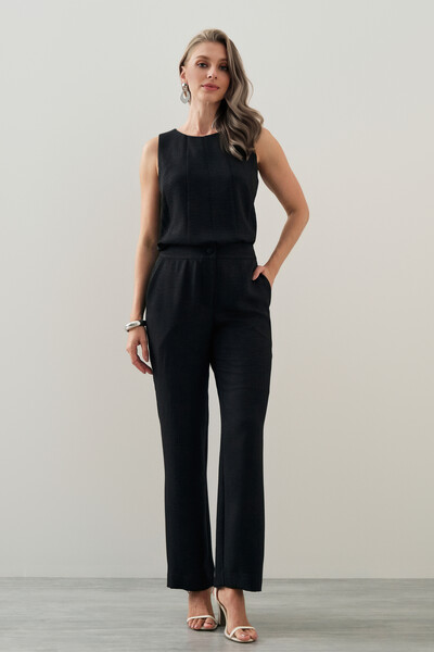 Foto Conjunto de Regata Recortes e Calça Reta Botão Forrado