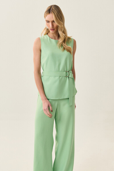 FotoConjunto de Alfaiataria de Blusa Regata Cinto e Calça Wide Leg