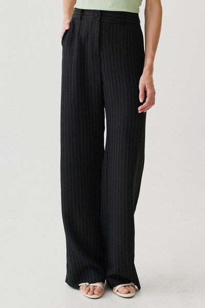 Foto Pantalona Slim Risca de Giz Botão Forrado