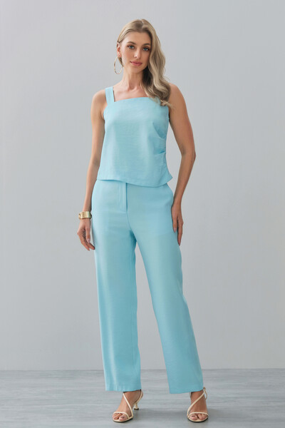 Foto Conjunto de Alfaiataria Blusa de Alça Crop Assimétrica Lateral Franzida e Calça Reta Botão Forrado