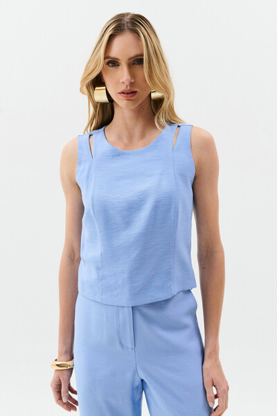 FotoConjunto de Blusa Regata Crop Ombro Cut Out Recorte e Calça Reta Botão Forrado