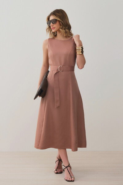 Foto Vestido Midi Evasê Regata de Alfaiataria Recortes Cinto Fivela Gold