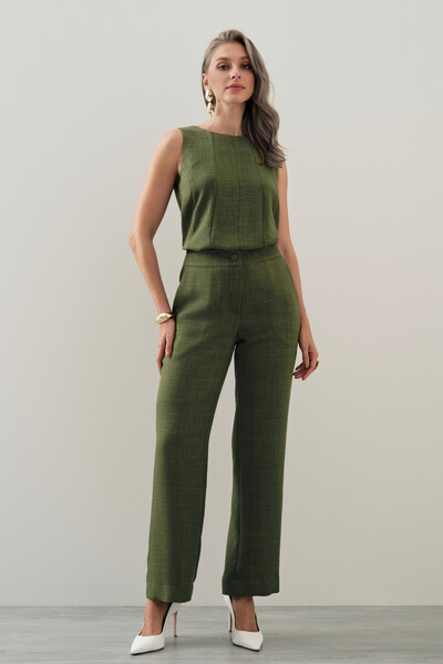 Foto Conjunto de Regata Recortes e Calça Reta Botão Forrado