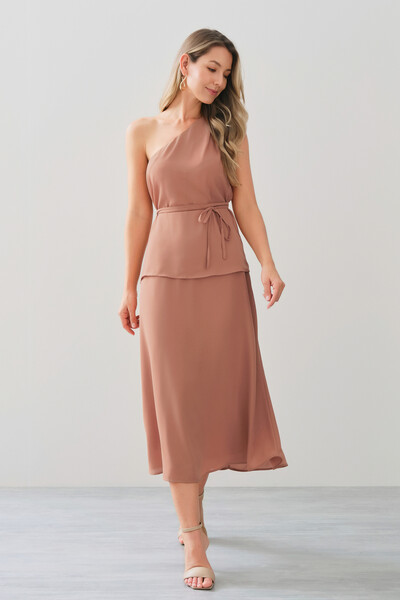 Foto Conjunto de Blusa Regata Assimétrica Um Ombro Só Prega Cinto e Saia Midi