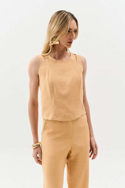 FotoConjunto de Blusa Regata Crop Ombro Cut Out Recorte e Calça Reta Botão Forrado