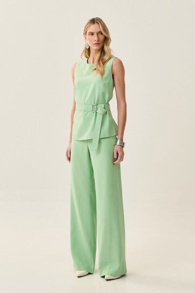 Foto Conjunto de Alfaiataria de Blusa Regata Cinto e Calça Wide Leg