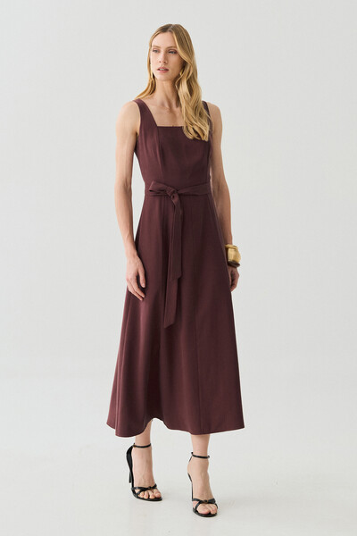 Foto Vestido Midi de Alça Larga de Alfaitaria Decote Quadrado Recortes Cinto