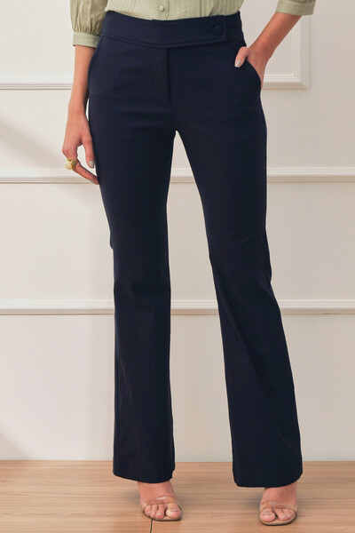 Foto Calça flare de bengaline botão forrado