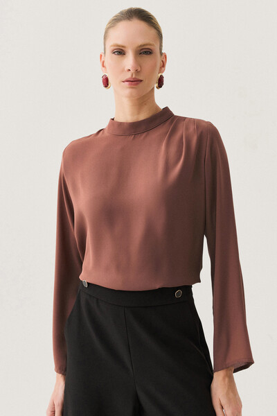 Foto Blusa Assimétrica Manga Longa Evasê Gola Baixa Pregas Ombro Esquerdo