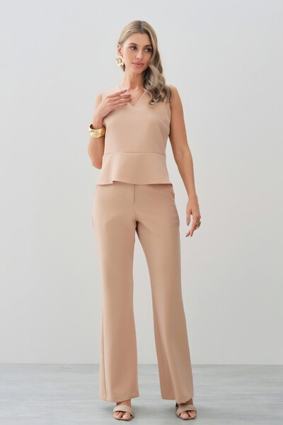 Foto Conjunto de Alfaiataria de Blusa Regata Decote V Recorte e Calça Flare Botão Forrado