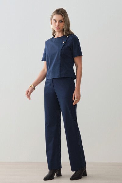 Foto Conjunto de Alfaiataria de Blusa Crop Assimétrica Ombro Esquerdo Prega Gold Double e Calça Reta
