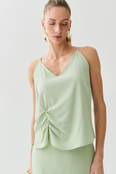 FotoConjunto de Blusa de Alcinha Assimétrica Decote V Lateral Pregas e Saia Midi Godê