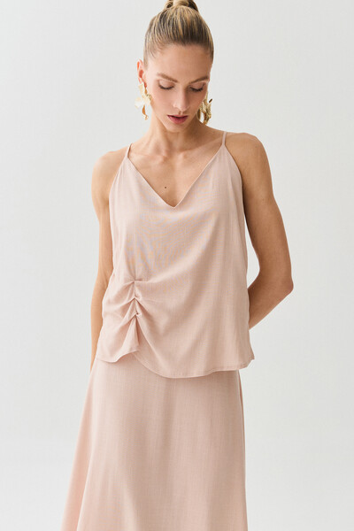 FotoConjunto de Blusa de Alcinha Assimétrica Decote V Lateral Pregas e Saia Midi Godê