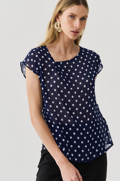 Foto Blusa Poa de Chiffon Manga Morcego Decote Assimétrico Prega