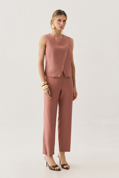 Foto Conjuntode Alfaiataria de Regata Crop Transpassada e Calça Reta