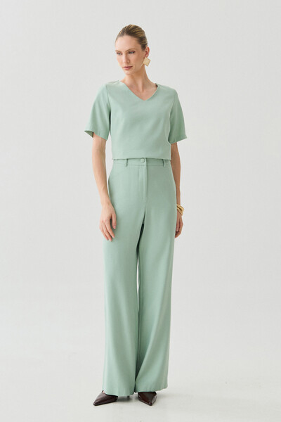 Foto Conjunto de Alfaiataria de Blusa Decote V e Calça Wide Leg