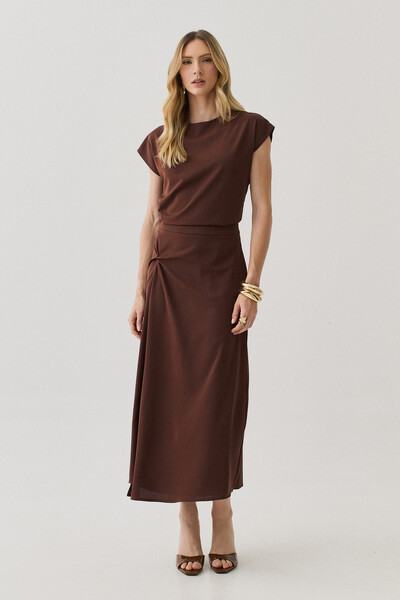 Foto Conjunto Assimétrico de Blusa Manga Morcego Pregas Drapeada Saia Midi Evasê Drapeada