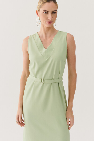 FotoVestido Midi Regata de Alfaiataria Decote V Recorte e Cinto Fivela