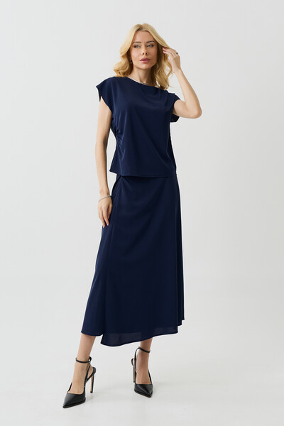 Foto Conjunto Assimétrico de Blusa Manga Morcego Pregas Drapeada Saia Midi Evasê Drapeada