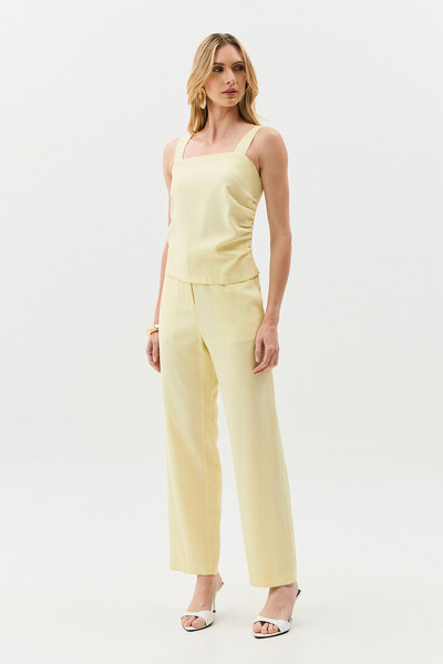 Foto Conjunto de Alfaiataria Blusa de Alça Crop Assimétrica Lateral Franzida e Calça Reta Botão Forrado