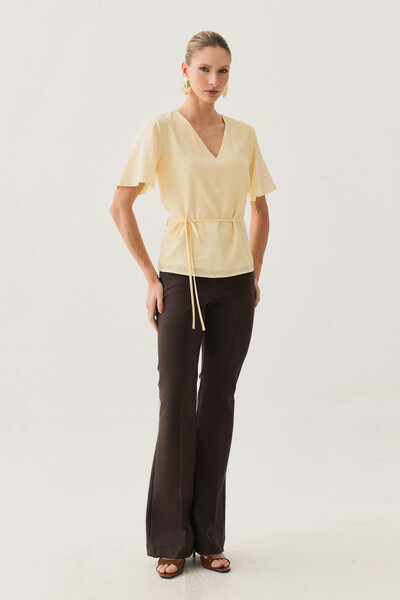 FotoBlusa de Textura Listrada Decote V Cinto Fino