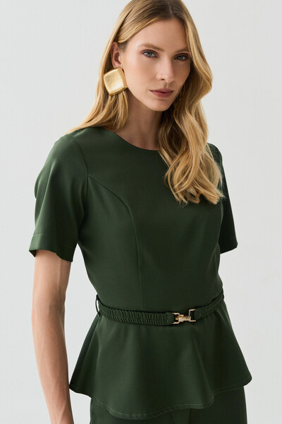 FotoConjunto de Blusa Crop Peplum Recorte Cinto Gold e Calça Flare Recorte