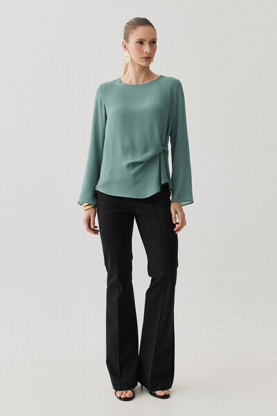 FotoBlusa Dupla Assimétrica de Chiffon Yoryu Manga Longa Evasê Lateral Drapeada