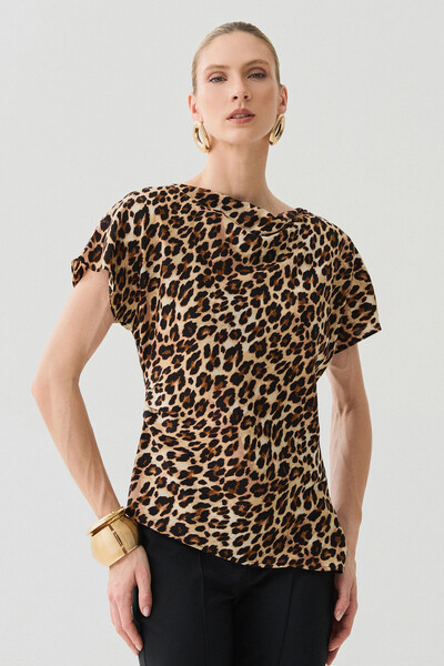 Foto Blusa Assimétrica Onça Manga Morcego Decote Canoa Drapeado
